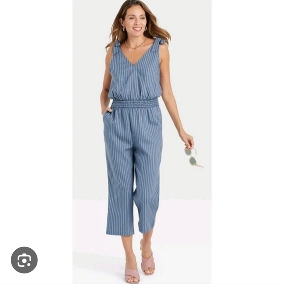 A new day size XXL cropped jumpsuit. Blue and white pinstripes with tied shoulde - Picture 3 of 11